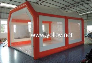 Červený a bílý nafukovací workshop auto stan